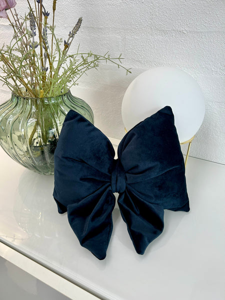 Lille sløjfe i mørkeblå velour.
