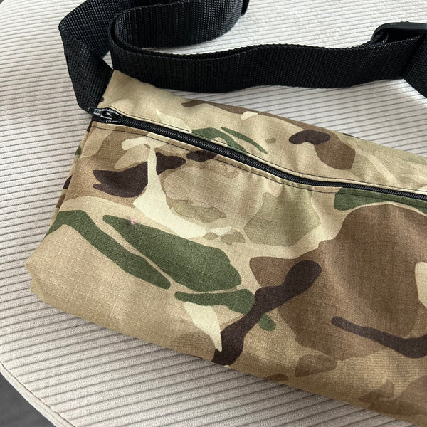 Bæltetaske/crossbody bag i militær.