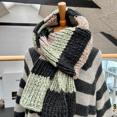 Storstrikket halstørklæde i meleret mint og nude med antracit.