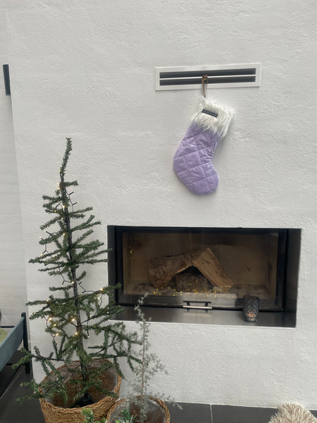 Stor julesok i lilla med shine og fake fur.