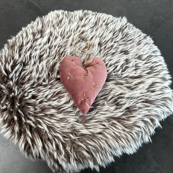 Rosa julehjerte med broderi.