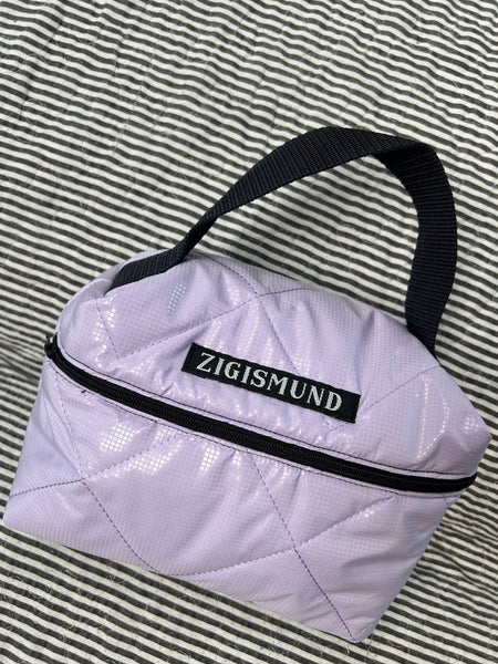 Toilet/makeuptaske i lyselilla med shine.