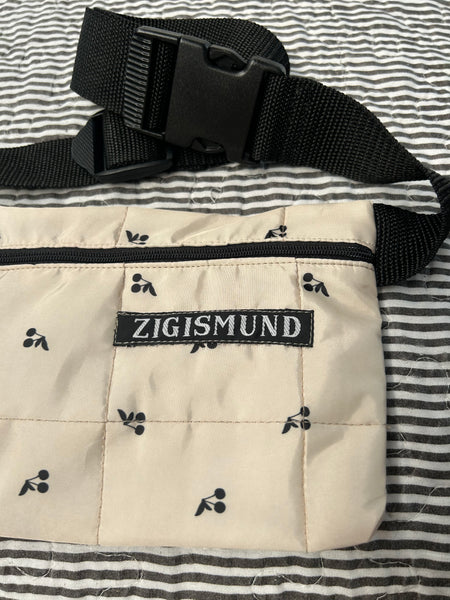 Bæltetaske/crossbody taske med skønne kirsebær.