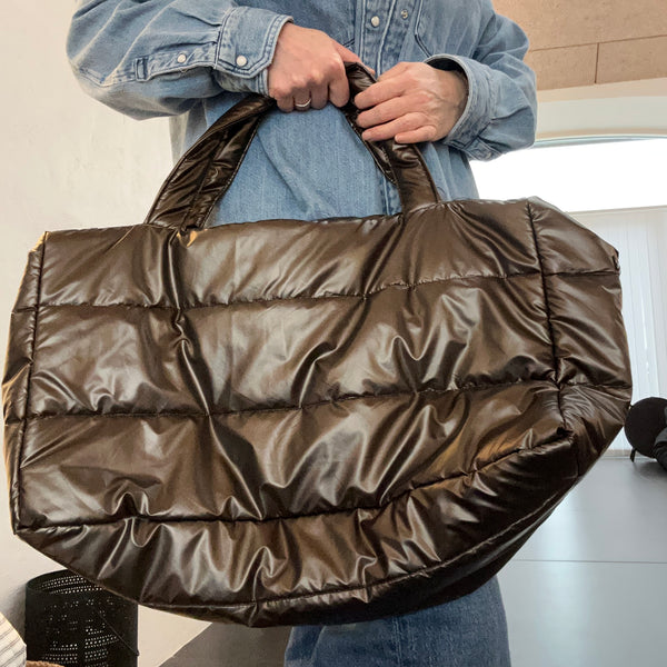 Shopper i brunt skinnende stof.