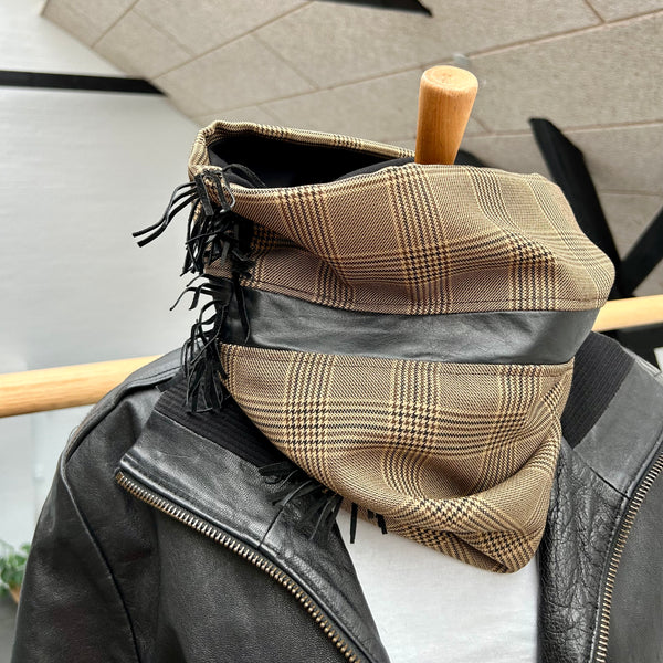 Unika tube med sort kalveskind og frynser.