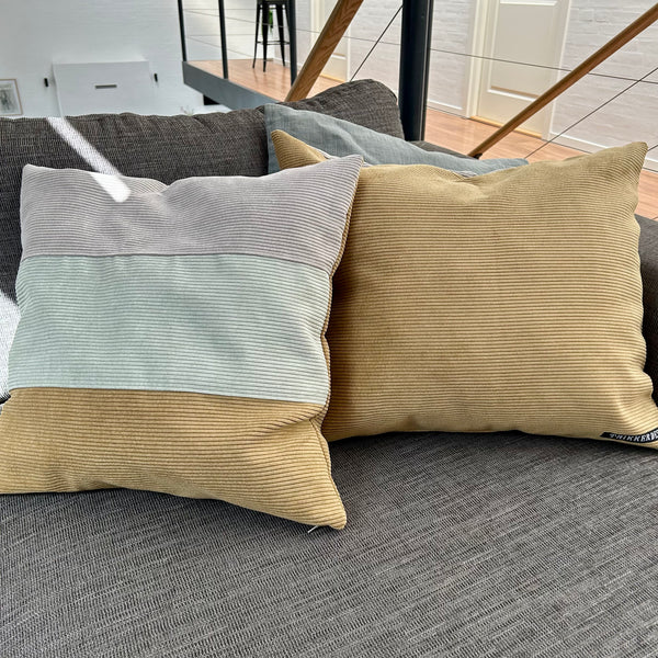 Pudebetræk i støvet oliven, mørk kit og lys salvie. Med Dusty olive som bagside.