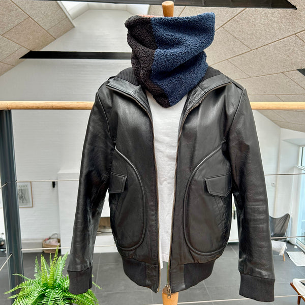 Halsedisse i mørkeblå, sort og rosa teddybear