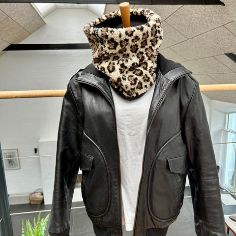 Halsedisse i Leo teddybear og sort fleece