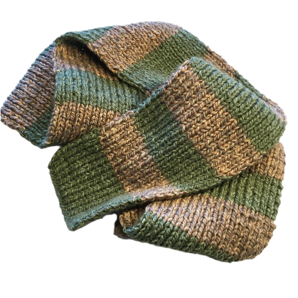 Håndstrikket jumbo tørklæde i grønlig og beige.
