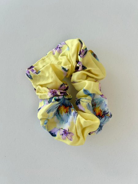 Scrunchie i skøn gul med blomster.