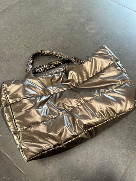 Shopper i brunt skinnende stof.