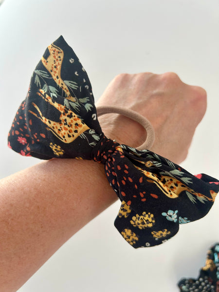 Sløjfe i stof med billeder af giraffer.