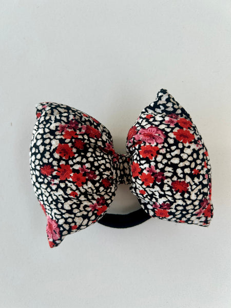 Stor og fluffy sløjfe med røde blomster.