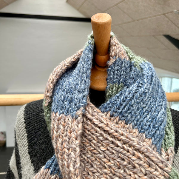 Håndstrikket jumbo tørklæde i blålig, grønlig og beige strik