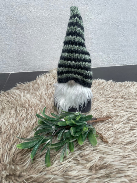 ❤️Håndlavet “Gnom” i gråt velour og med strikket hue.