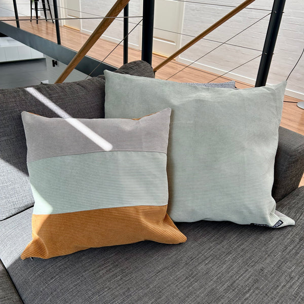 Pudebetræk i mørk kit, lys salvie og gylden brun fløjl. Bagsiden er gyldenbrun.