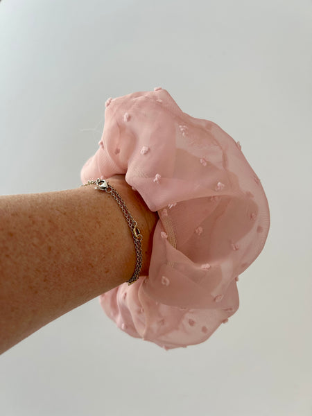 Skøn scrunchie i blød tyl med prikker.