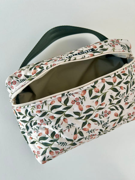 Lækker og rummelig toilettaske med skønne blomster.