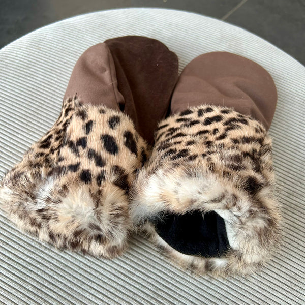 Luffer i brunt velour med kanin pels.