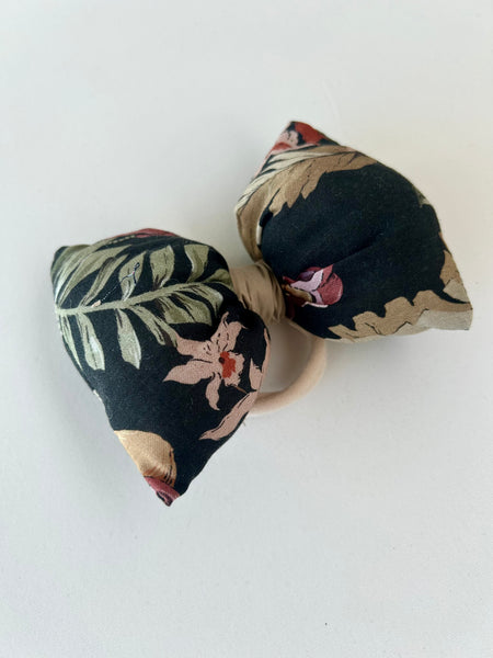 Skøn og fluffy blomstret sløjfe i sort og brunlige farver.