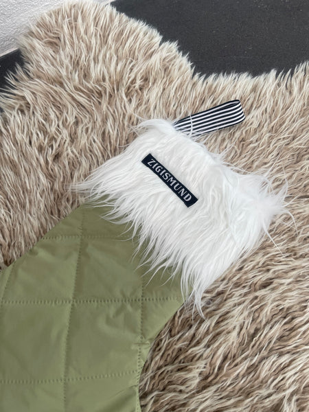 Stor julesok i grønt quilt med fake fur.