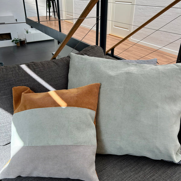 Pudebetræk i mørk kit, lys salvie og gylden brun fløjl. Bagsiden er gyldenbrun.