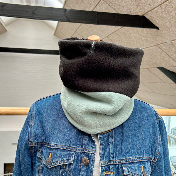 Halsedisse i blå, sort og råhvid teddybear med mint fleece.