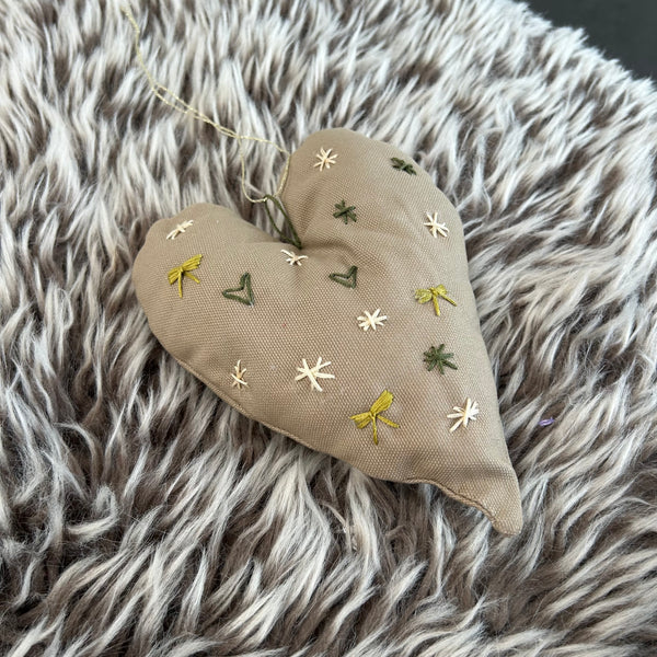 Julehjerte i beige med skønt broderi.