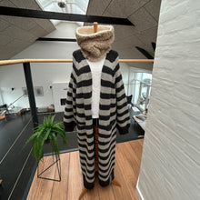 Indlæs billede til gallerivisning Halsedisse i fake fur i nude og med råhvid tykt teddybear

