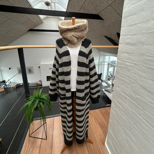 Halsedisse i fake fur i nude og med råhvid tykt teddybear