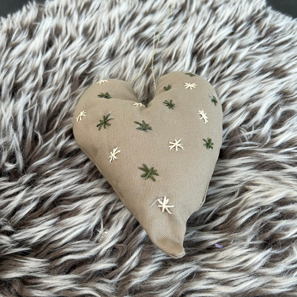 Julehjerte i beige med skønt broderi.