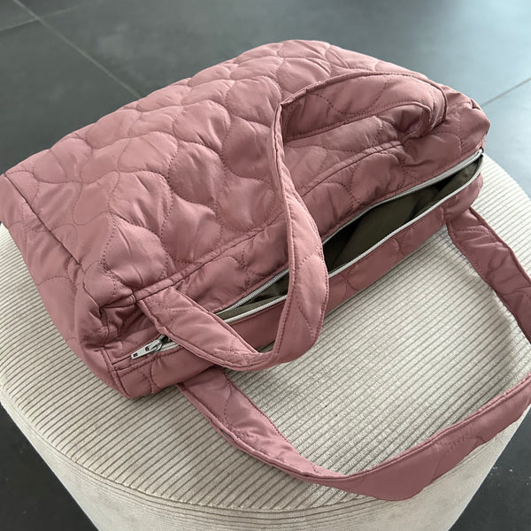 Skuldertaske i rosa quilt med hanke.