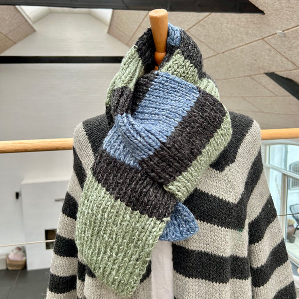 Håndstrikket jumbo tørklæde i blå, grønlig og antracit.