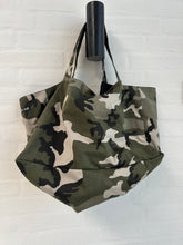 Indlæs billede til gallerivisning Stor shopper i army look med blåt foer og inderlomme.
