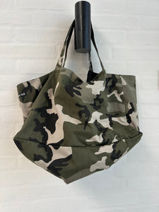 Stor shopper i army look med blåt foer og inderlomme.