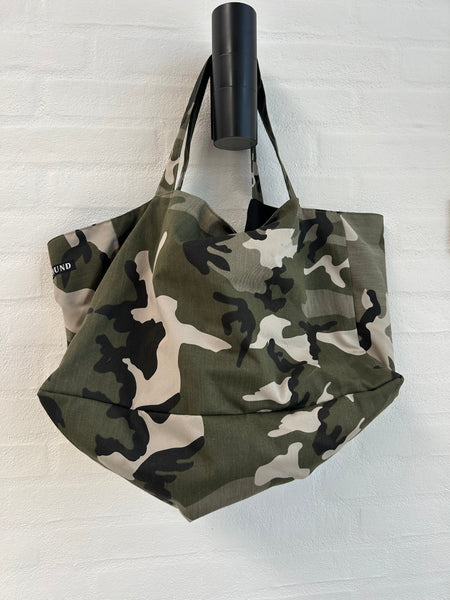 Stor shopper i army look med blåt foer og inderlomme.