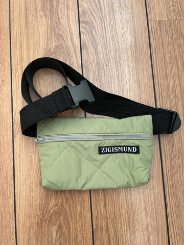 Crossbody/bæltetaske i grønlig quilt.