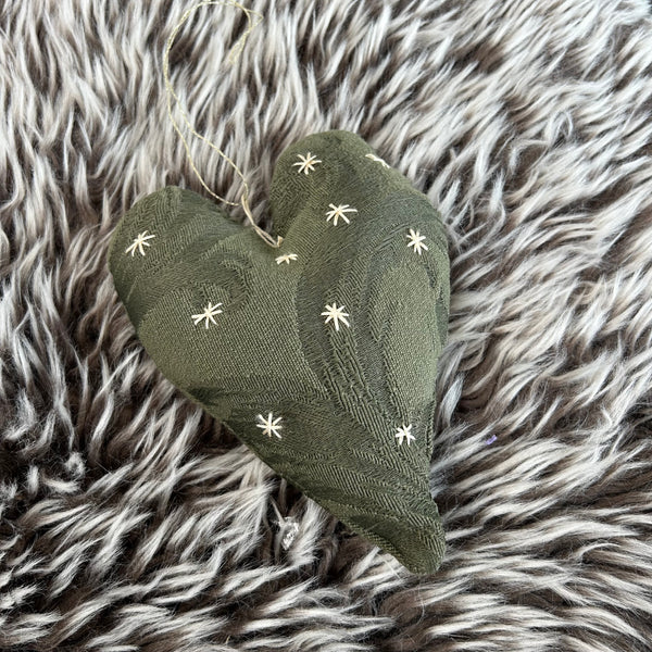 Julehjerte i skønt grønt stof med broderi.