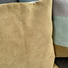 Indlæs billede til gallerivisning Pudebetræk i støvet oliven, mørk kit og lys salvie. Med Dusty olive som bagside.
