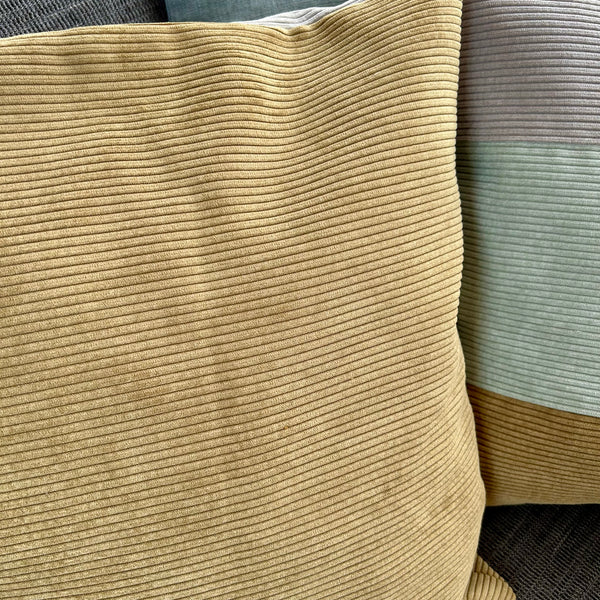 Pudebetræk i støvet oliven, mørk kit og lys salvie. Med Dusty olive som bagside.