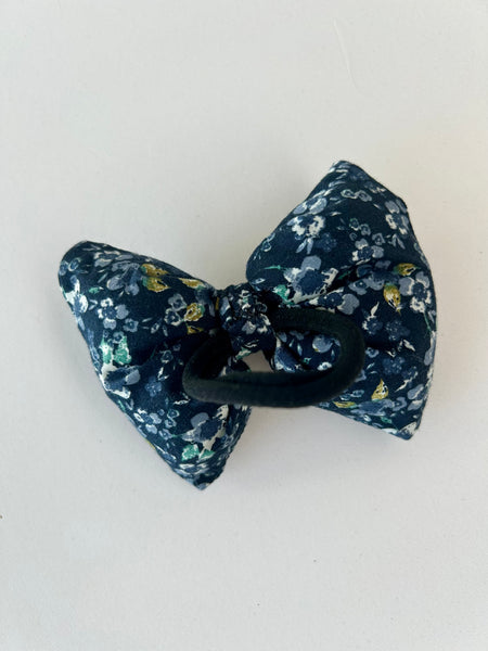 Fluffy sløjfe i blomstret bomuld.