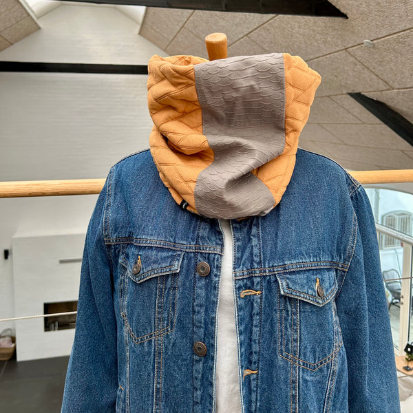 Unika halsedisse med cognac farvet stof og lammeskind.