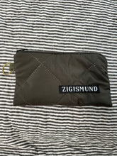Indlæs billede til gallerivisning Keyhanger taske i armygrøn quilt.
