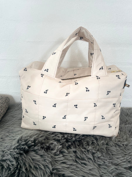 Makeup/toilettaske i smuk quilt med kirsebær