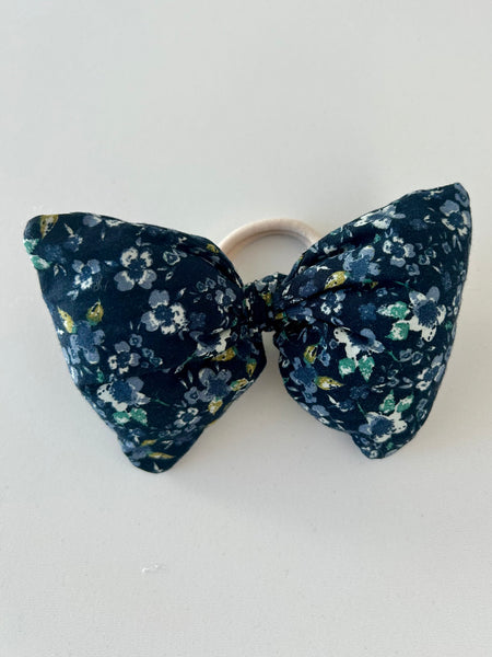 Fluffy blomstret sløjfe i blålige farver.