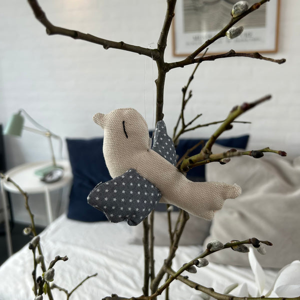 Håndlavet fugl i råhvid.