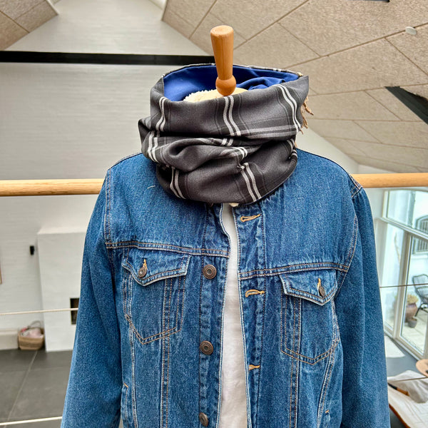 Unika halsedisse med tern og nude frynser.