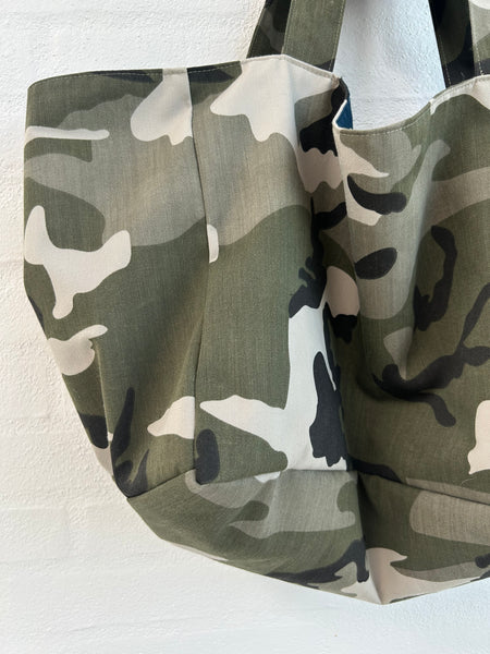 Shopper i armyfarver og med lomme indeni.