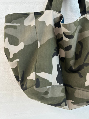 Shopper i armyfarver og med lomme indeni.