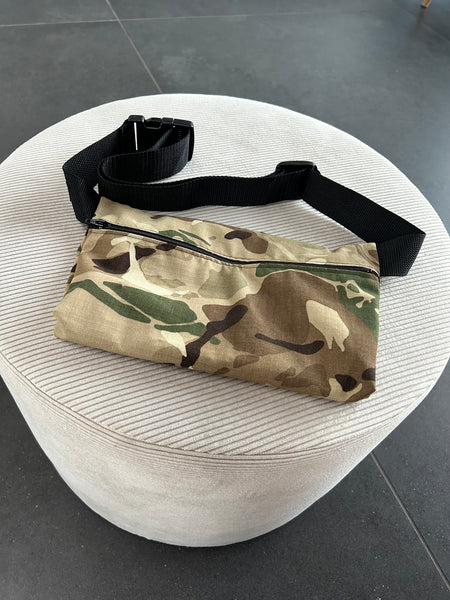 Bæltetaske/crossbody bag i militær.